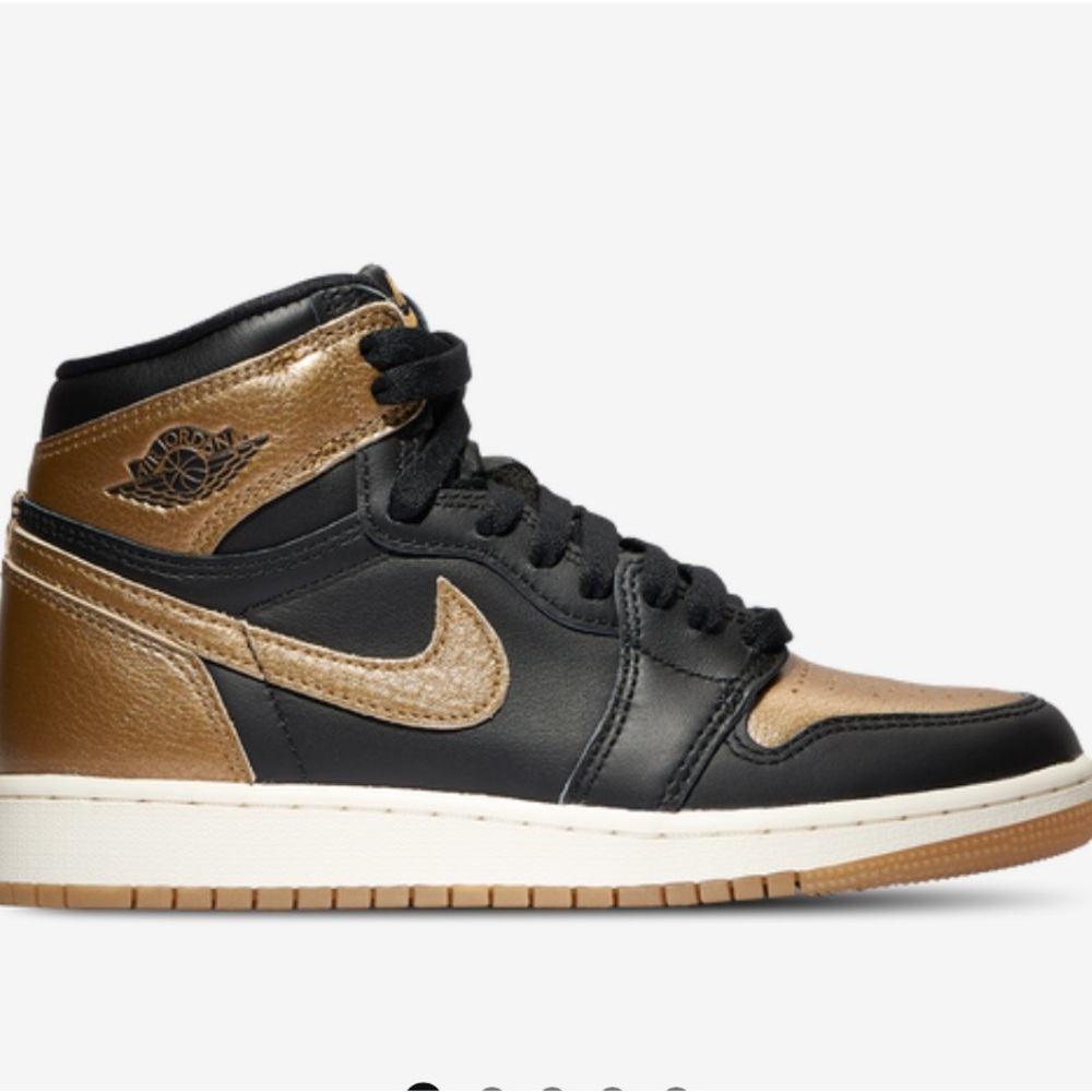 NIKE Air Jordan’s 1 Retro 1 High OG Metallic Gold High Top size 6Y